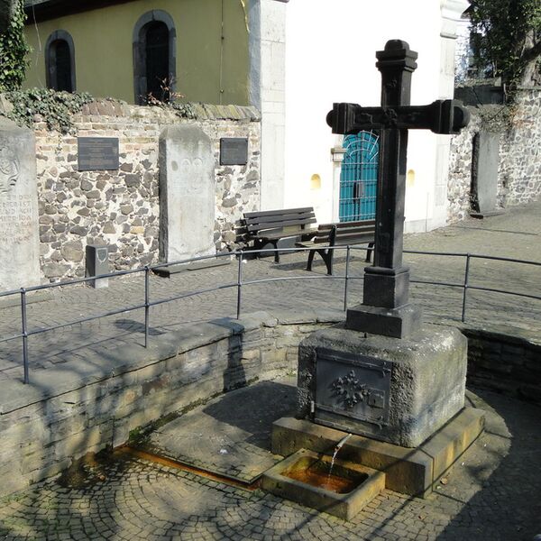 Urheberschaft unbekannt, St. Adelheidis-Brunnen mit Steinkreuz (A 838)