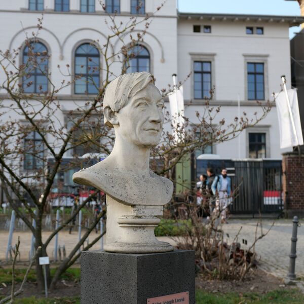 Christian Daniel Rauch (Entwurf) / Heinrich Berges (Ausführung), Lenné-Denkmal