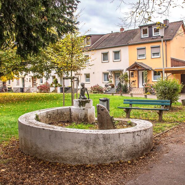 Alfred Knott, Knabe an Brunnen mit Fisch