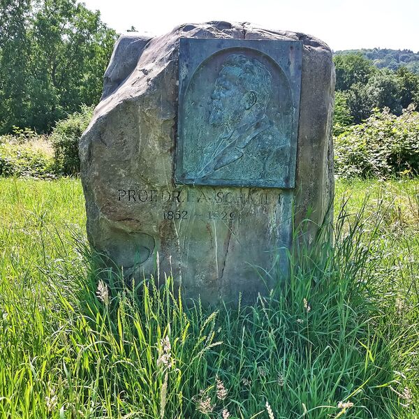 Albert Hermann Küppers, Gedenkstein für Ferdinand August Schmitz