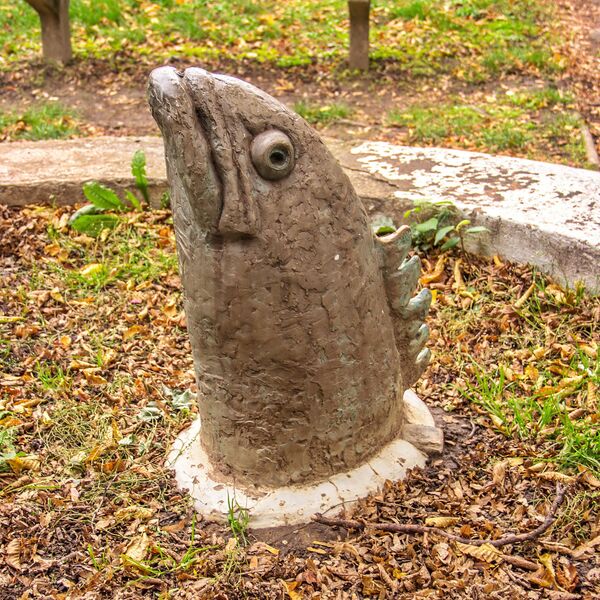 Alfred Knott, Knabe an Brunnen mit Fisch