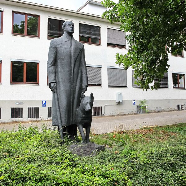 Yrsa von Leistner, Kriegsblinder mit Hund