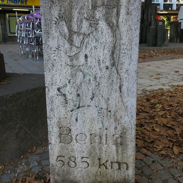 Urheberschaft unbekannt, Meilenstein Berliner Bär 585 km