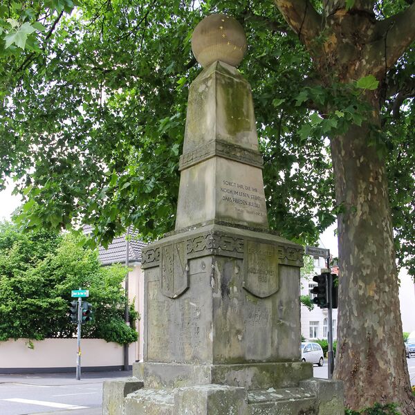 Walter Hansmann und Michael Naundorf, Friedensdenkmal