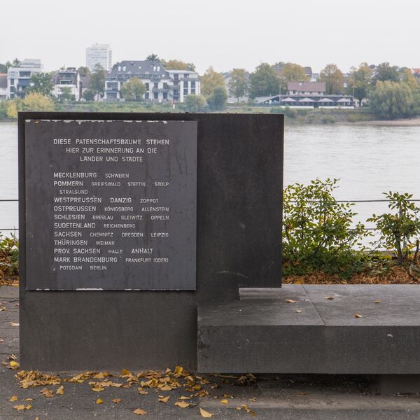 Urheberschaft unbekannt, Zwei Gedenksteine mit Hinweis auf Patenschaftsbäume