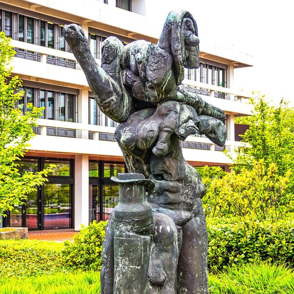 Rolf Szymanski, Große Sammlerin (Schiffs-Leib und Stele)