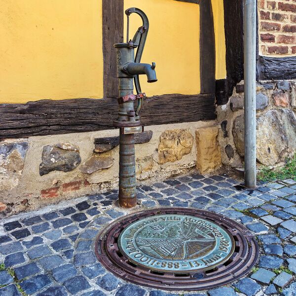 Heinz Feuerborn, Abdeckplatte für Brunnen mit Handpumpe
