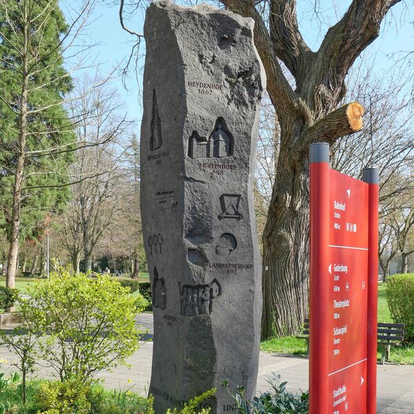 Achim und Mark Hippel, Geschichtssäule