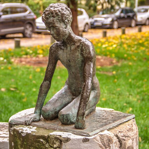 Alfred Knott, Knabe an Brunnen mit Fisch
