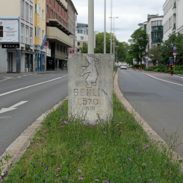 Urheberschaft unbekannt, Meilenstein Berliner Bär 570 km