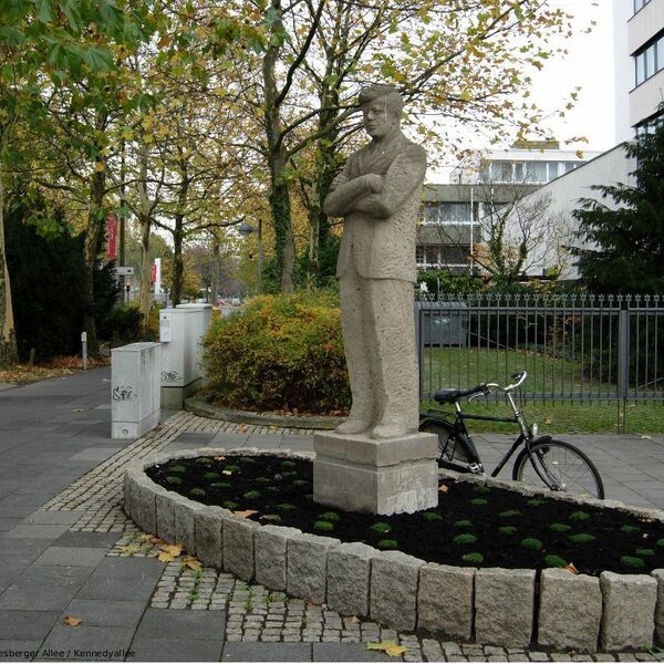 Herm-Jörg Barner und Marlene Dammin, John F. Kennedy-Denkmal