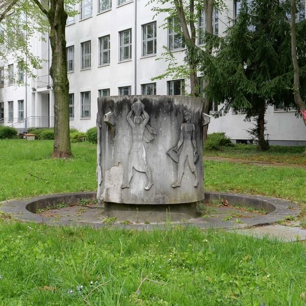 Willy Meller, Brunnen mit Relief