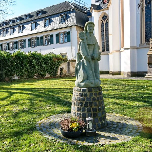 Elisabeth Perger, Adelheid von Vilich-Denkmal