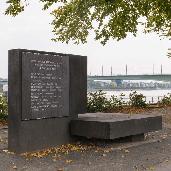 Urheberschaft unbekannt, Zwei Gedenksteine mit Hinweis auf Patenschaftsbäume