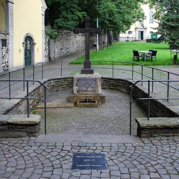Urheberschaft unbekannt, St. Adelheidis-Brunnen mit Steinkreuz (A 838)