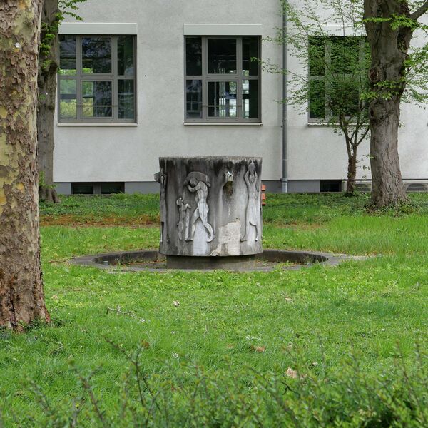 Willy Meller, Brunnen mit Relief