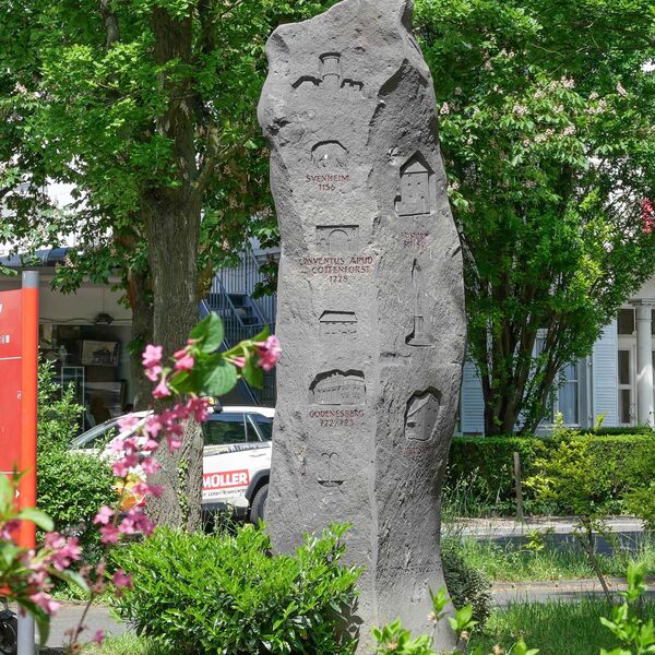 Achim und Mark Hippel, Geschichtssäule