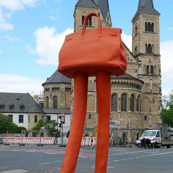 Erwin Wurm, Walking Bag