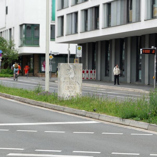 Urheberschaft unbekannt, Meilenstein Berliner Bär 570 km